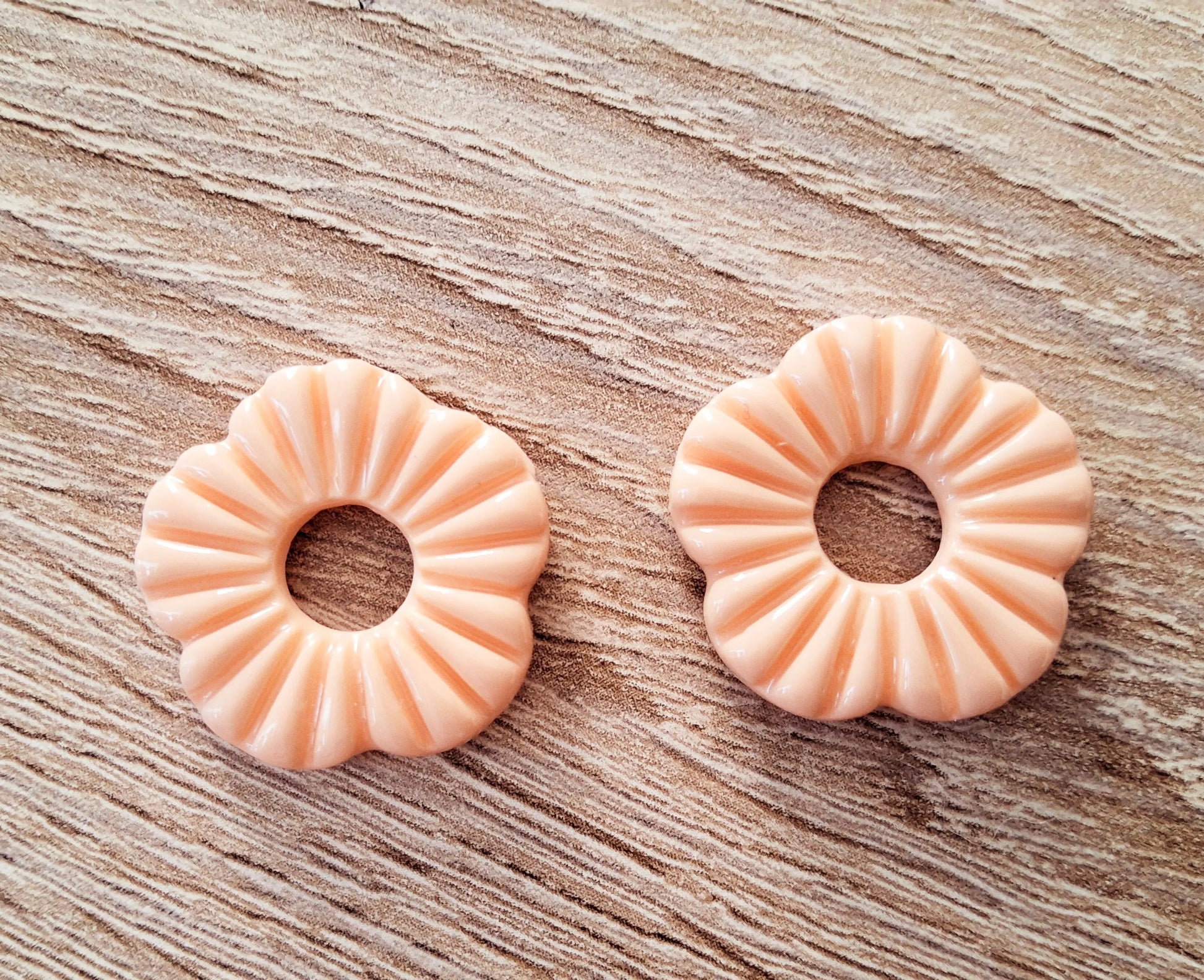 Pampilles FLORE en pâte Fimo. Orange pastel - PRETTY RESINE