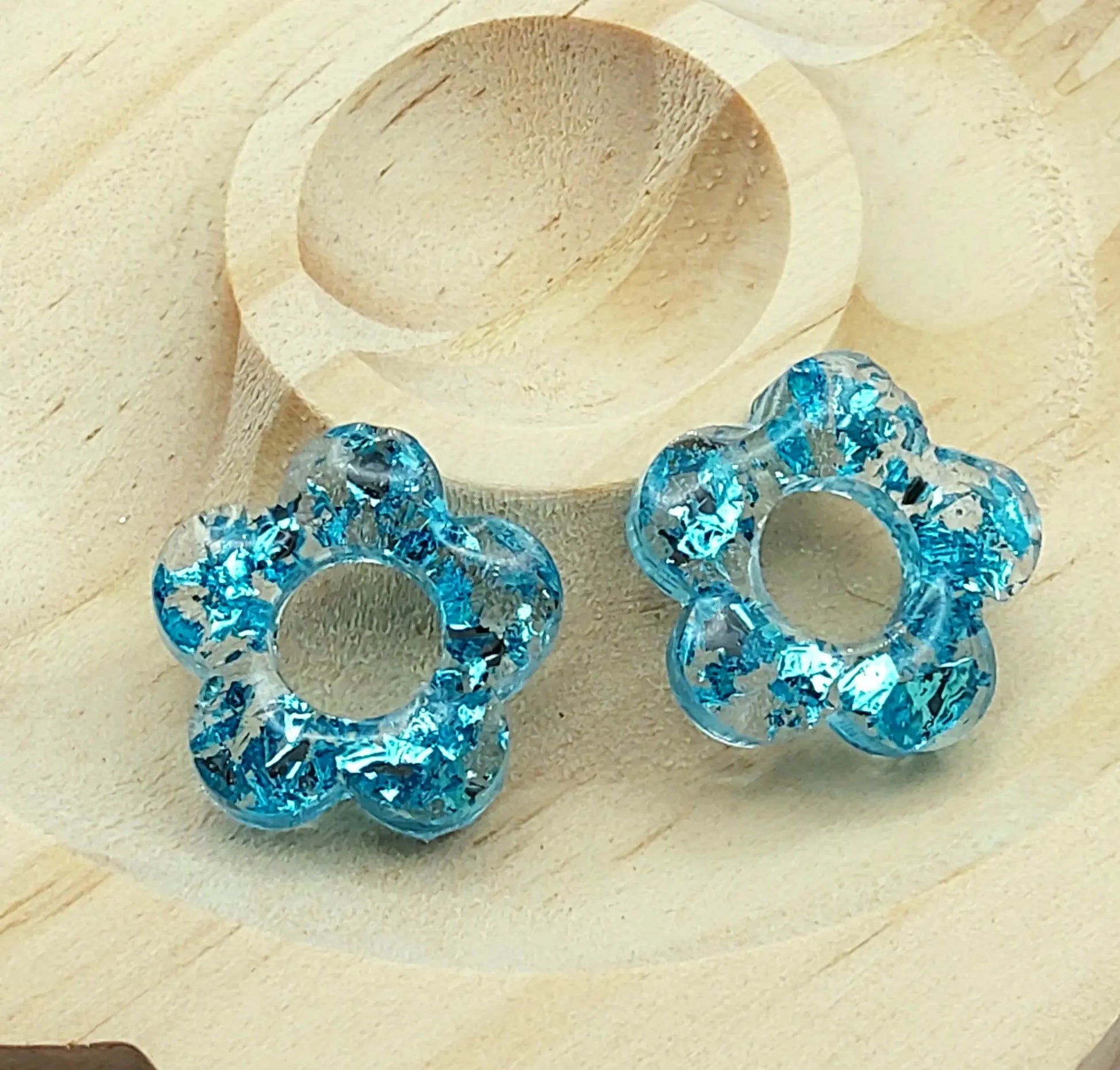 Pampille FLORE en résine époxy. Transparent et feuille métallique turquoise - PRETTY RESINE