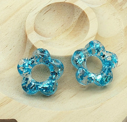 Pampille FLORE en résine époxy. Transparent et feuille métallique turquoise - PRETTY RESINE