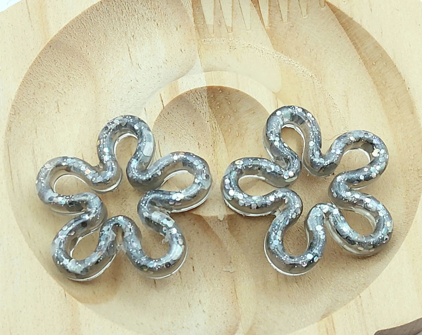 Pampilles IRIS en résine époxy. Gris, paillettes holographiques argent