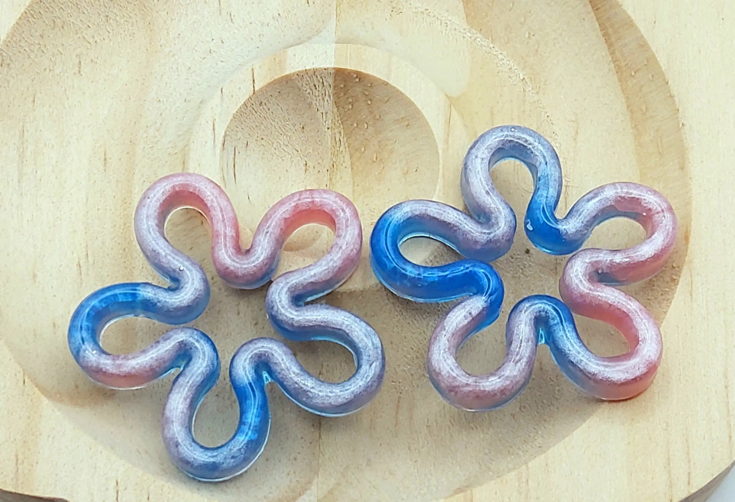 Pampilles IRIS en résine époxy. Bleu et rose - PRETTY RESINE