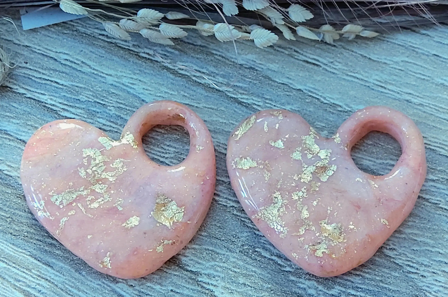 Pampilles KIARA en pâte Fimo. Corail et feuille d'or - PRETTY RESINE