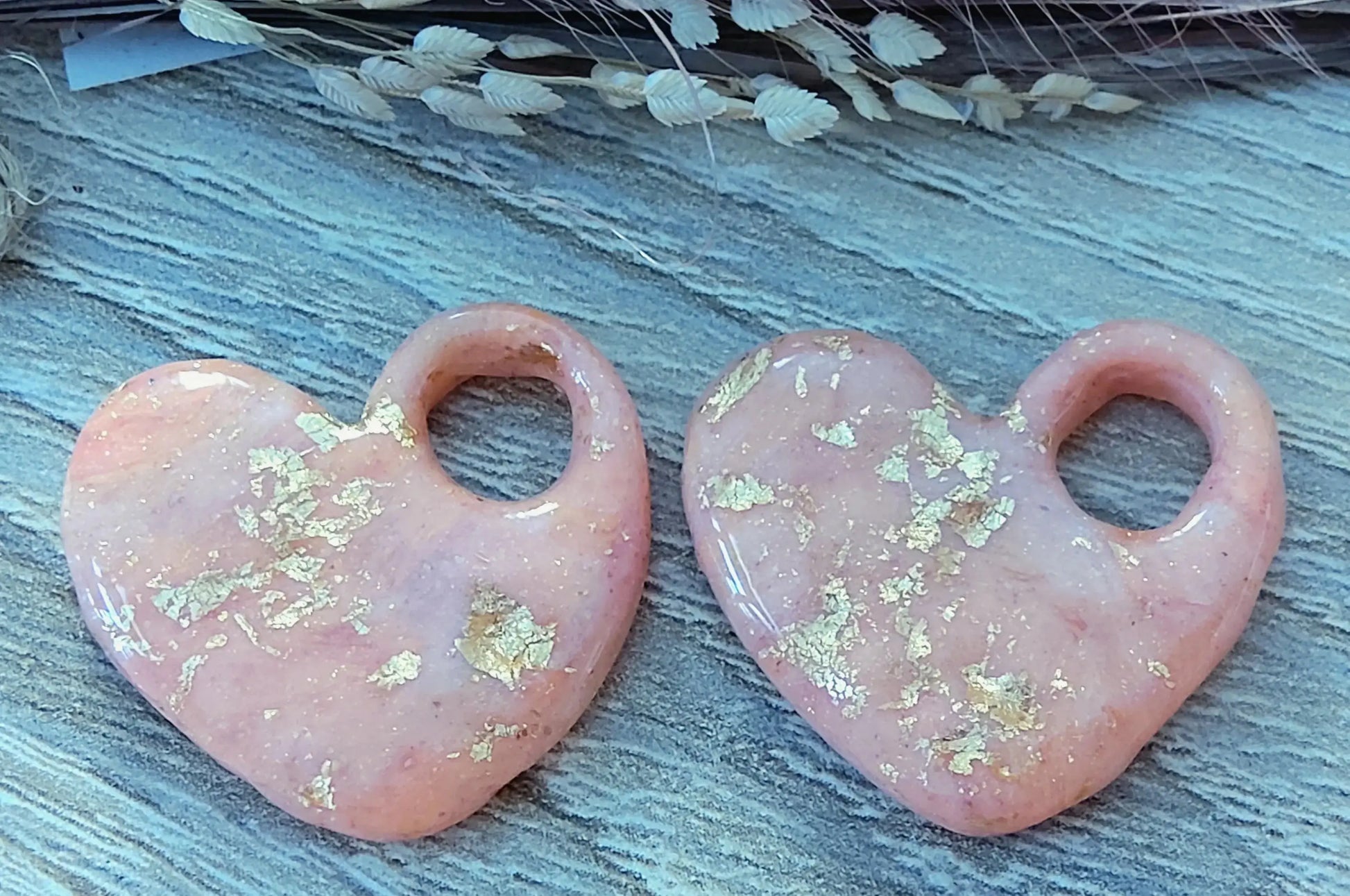 Pampilles KIARA en pâte Fimo. Corail et feuille d'or - PRETTY RESINE