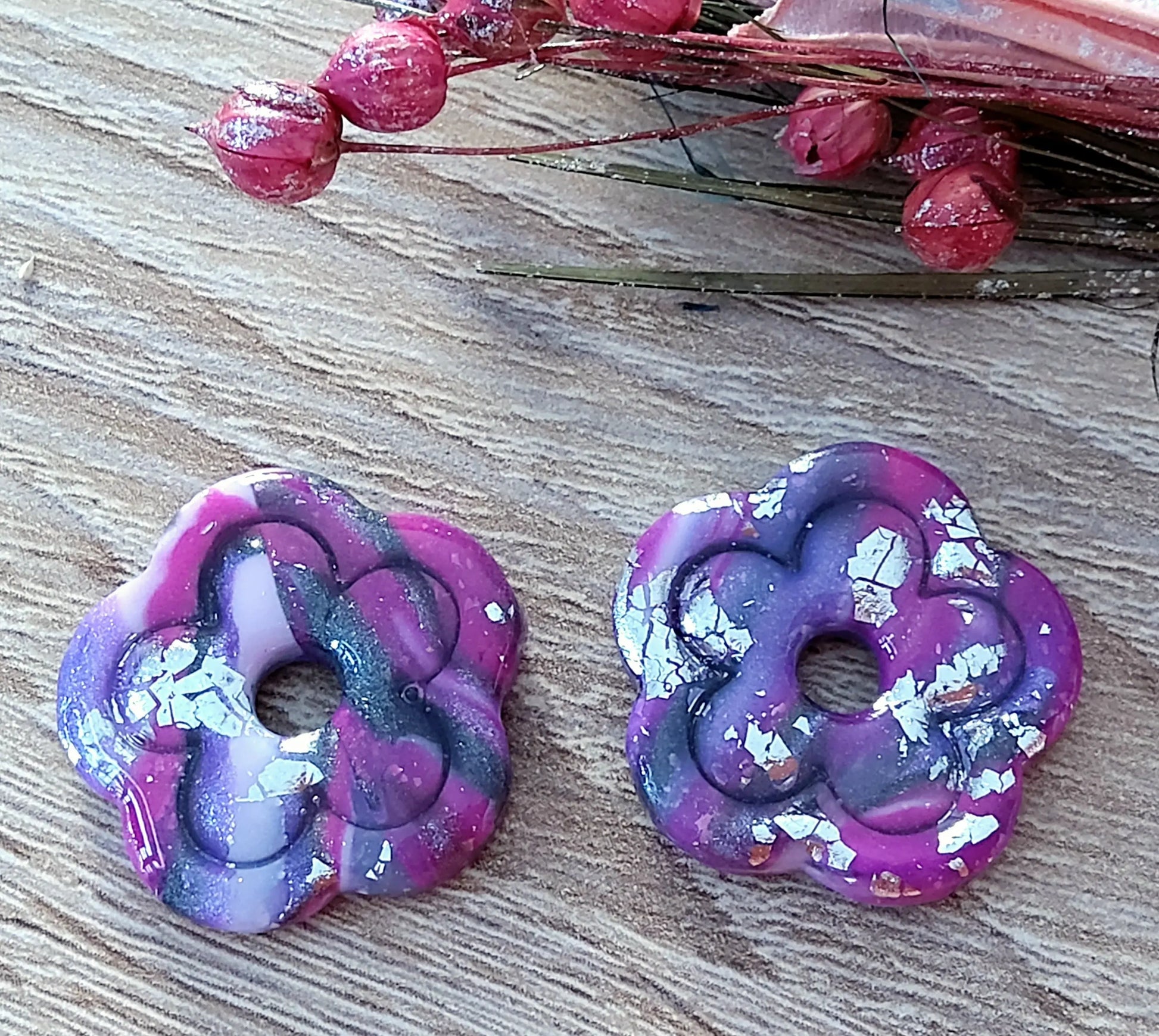 Pampilles LINA en pâte Fimo. Marbré fuchsia, mauve et gris pailleté, feuille d'argent - PRETTY RESINE