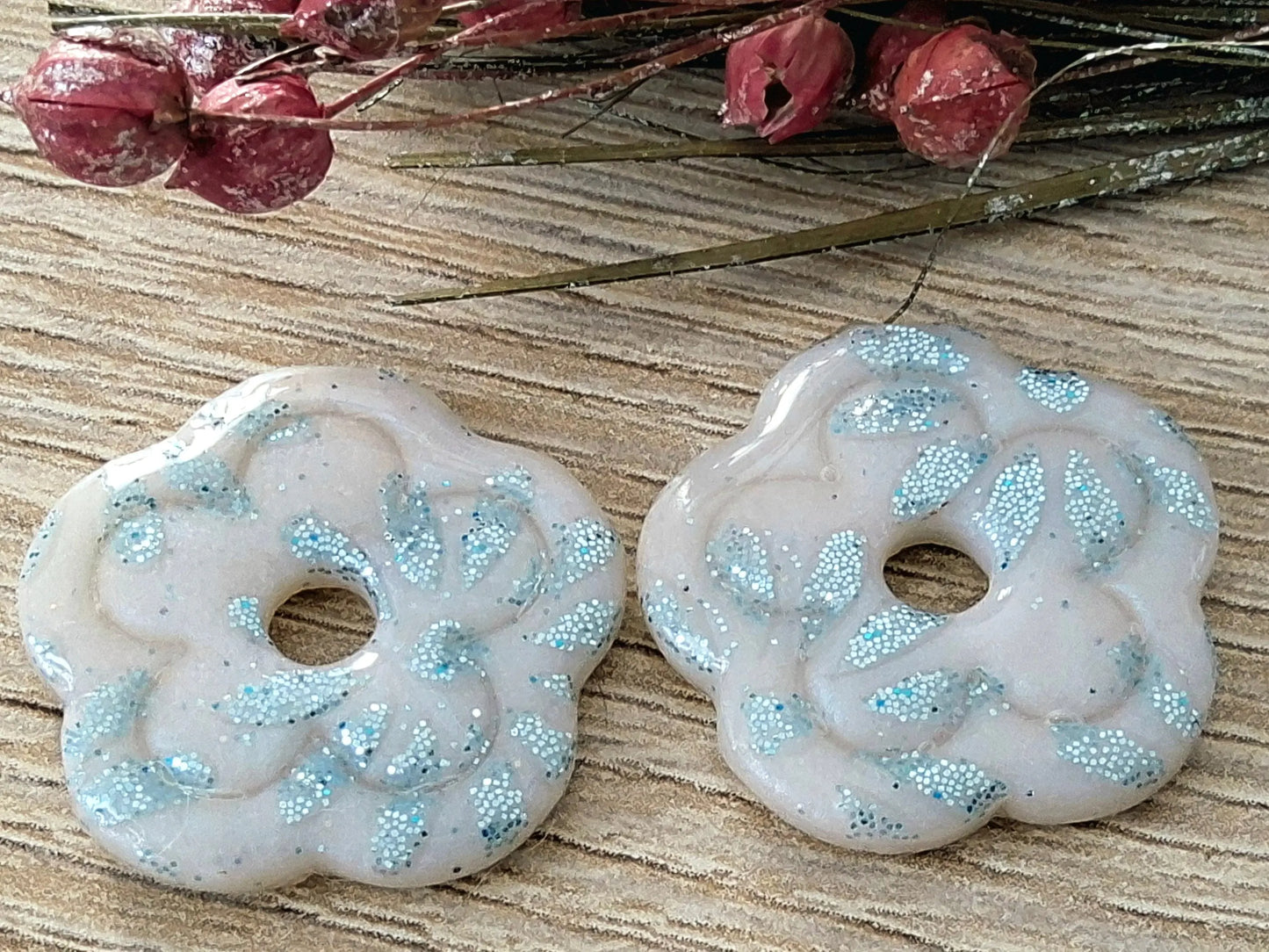 Pampilles LINA en pâte Fimo. Blanc crème, paillettes bleues - PRETTY RESINE