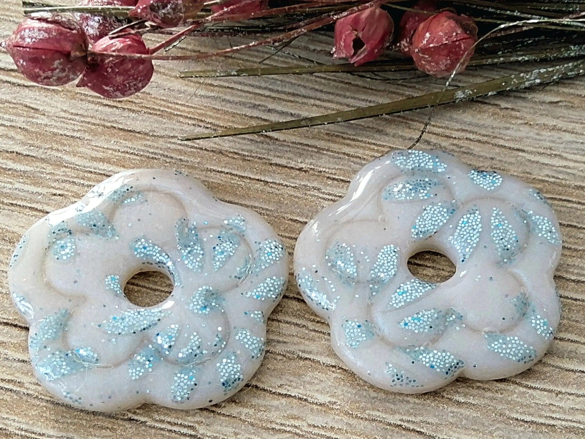 Pampilles LINA en pâte Fimo. Blanc crème, paillettes bleues - PRETTY RESINE