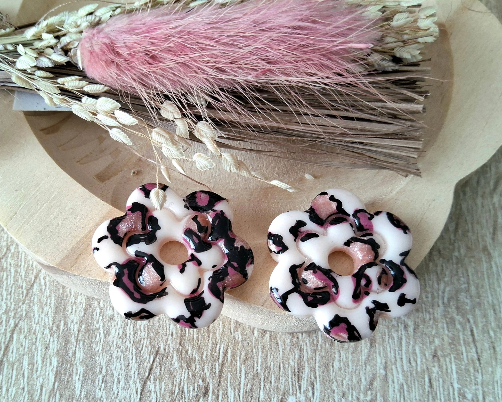 Pampilles LINA en pâte fimo. Motif léopard noir et rose irisé - PRETTY RESINE