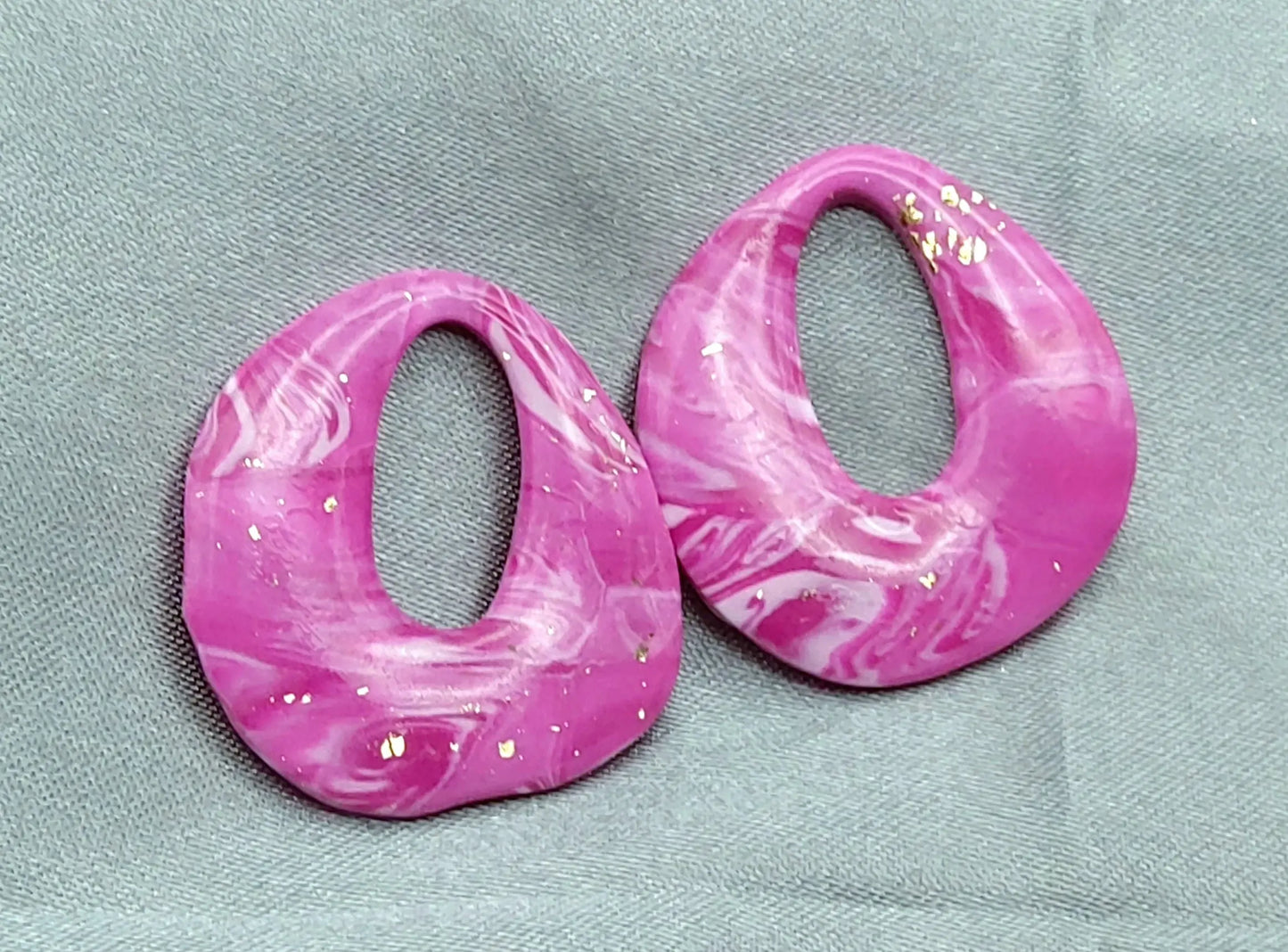 Pampilles OLIVIA en pâte Fimo. Marbré fuchsia, blanc et feuille d'or - PRETTY RESINE
