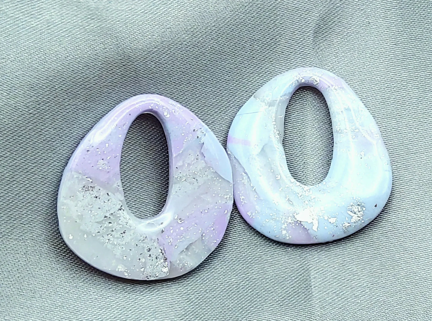 Pampilles OLIVIA en pâte Fimo. Marbré mauve et bleu pastel, feuille d'argent - PRETTY RESINE