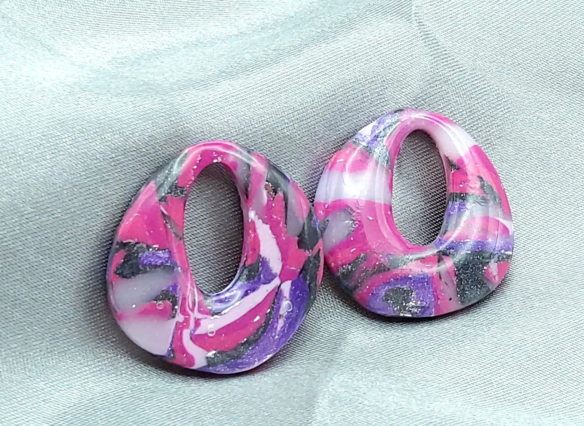 Pampilles OLIVIA en pâte Fimo. Marbré fuchsia, mauve et gris pailleté - PRETTY RESINE