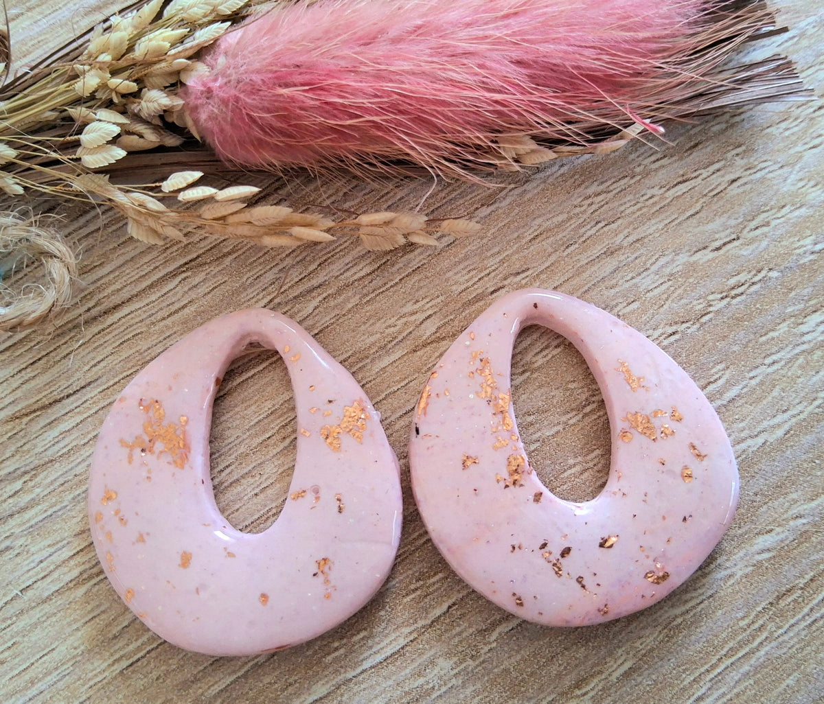 Pampilles OLIVIA en pâte fimo. Rose pastel et feuille de cuivre - PRETTY RESINE