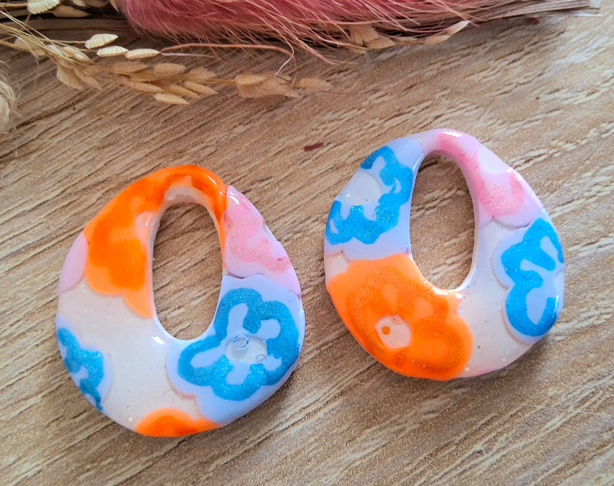 Pampilles OLIVIA en pâte fimo. Motif floral, orange, bleu et rose - PRETTY RESINE