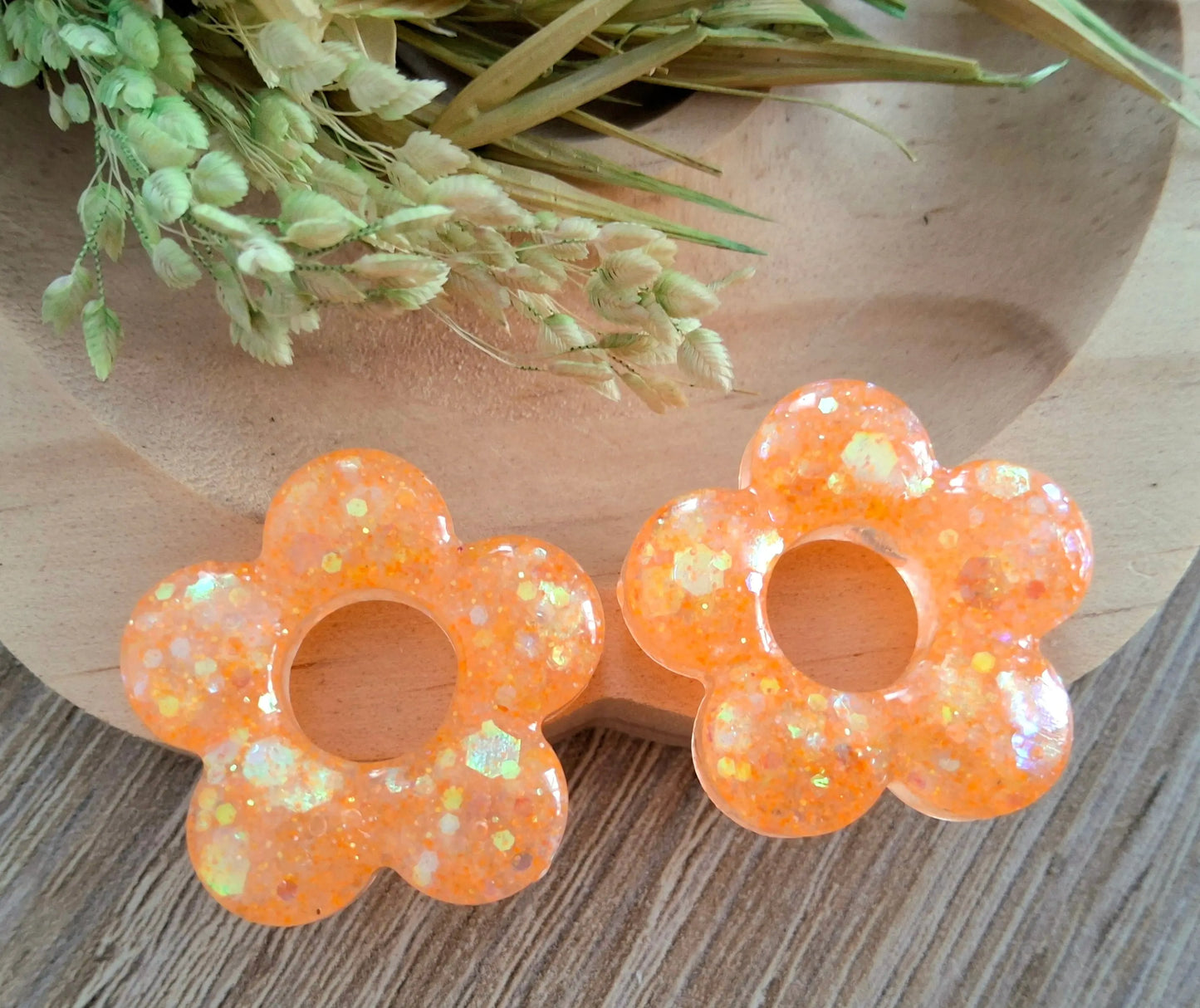 Pampilles ROMY en résine époxy. Paillettes oranges holographiques - PRETTY RESINE