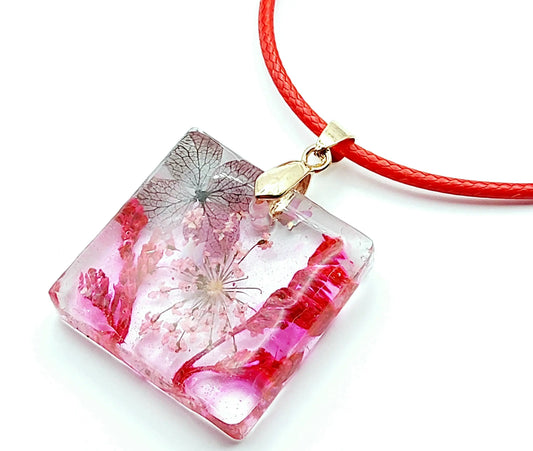 Pendentif carré en résine époxy. Fleurs séchées rouges et roses. Cordon en coton ciré rouge - PRETTY RESINE