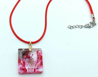 Pendentif carré en résine époxy. Fleurs séchées rouges et roses. Cordon en coton ciré rouge - PRETTY RESINE