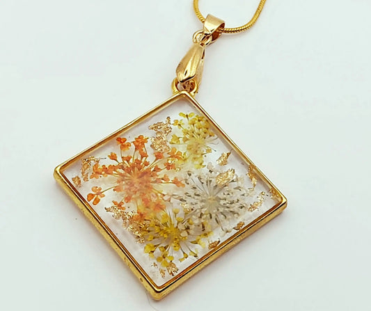 Pendentif Carré en résine et sa chaîne, fleurs oranges et jaunes