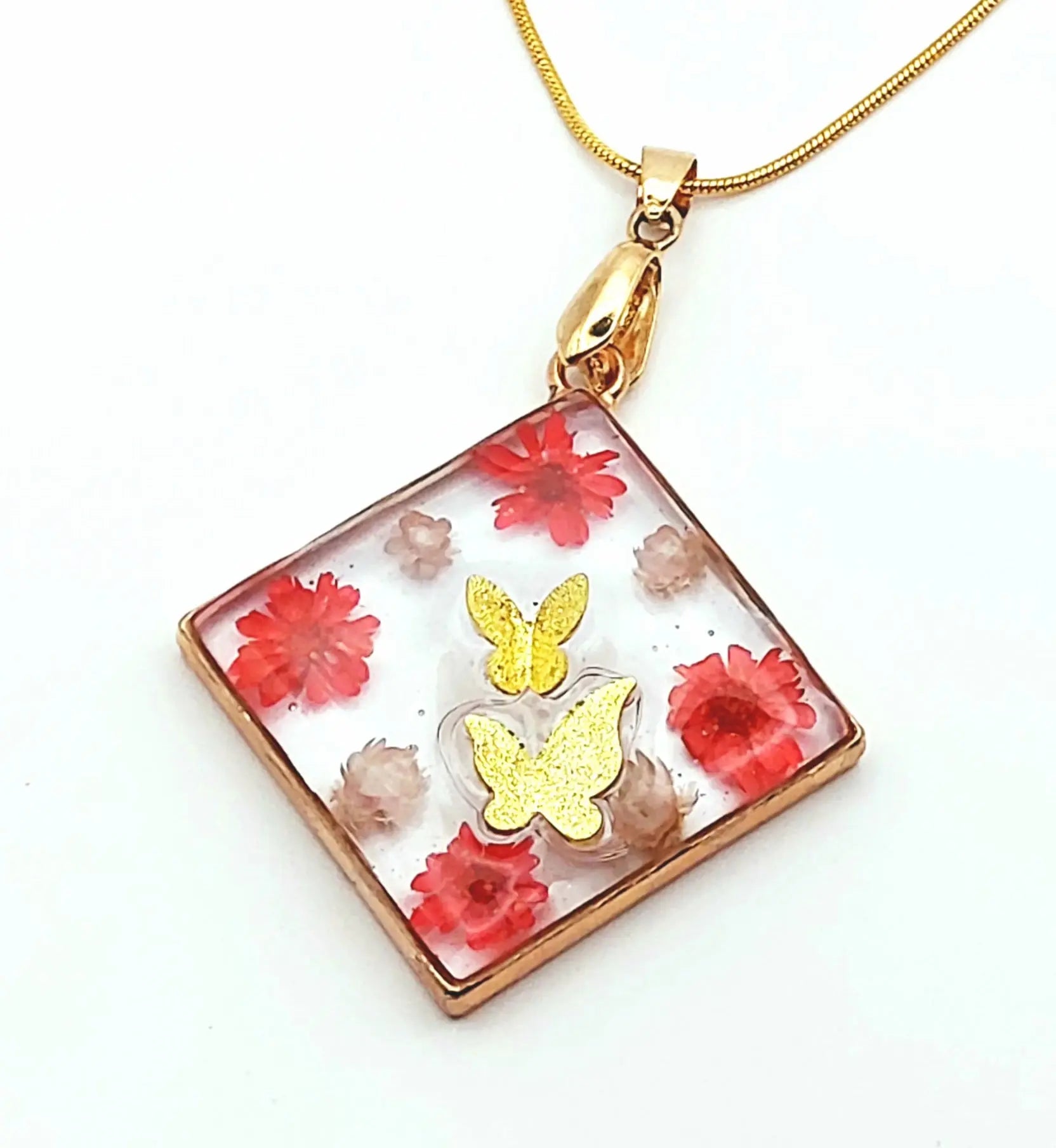 Pendentif Carré orné de fleurs séchées rouges et blanches et sa chaine - Papillons dorés - PRETTY RESINE