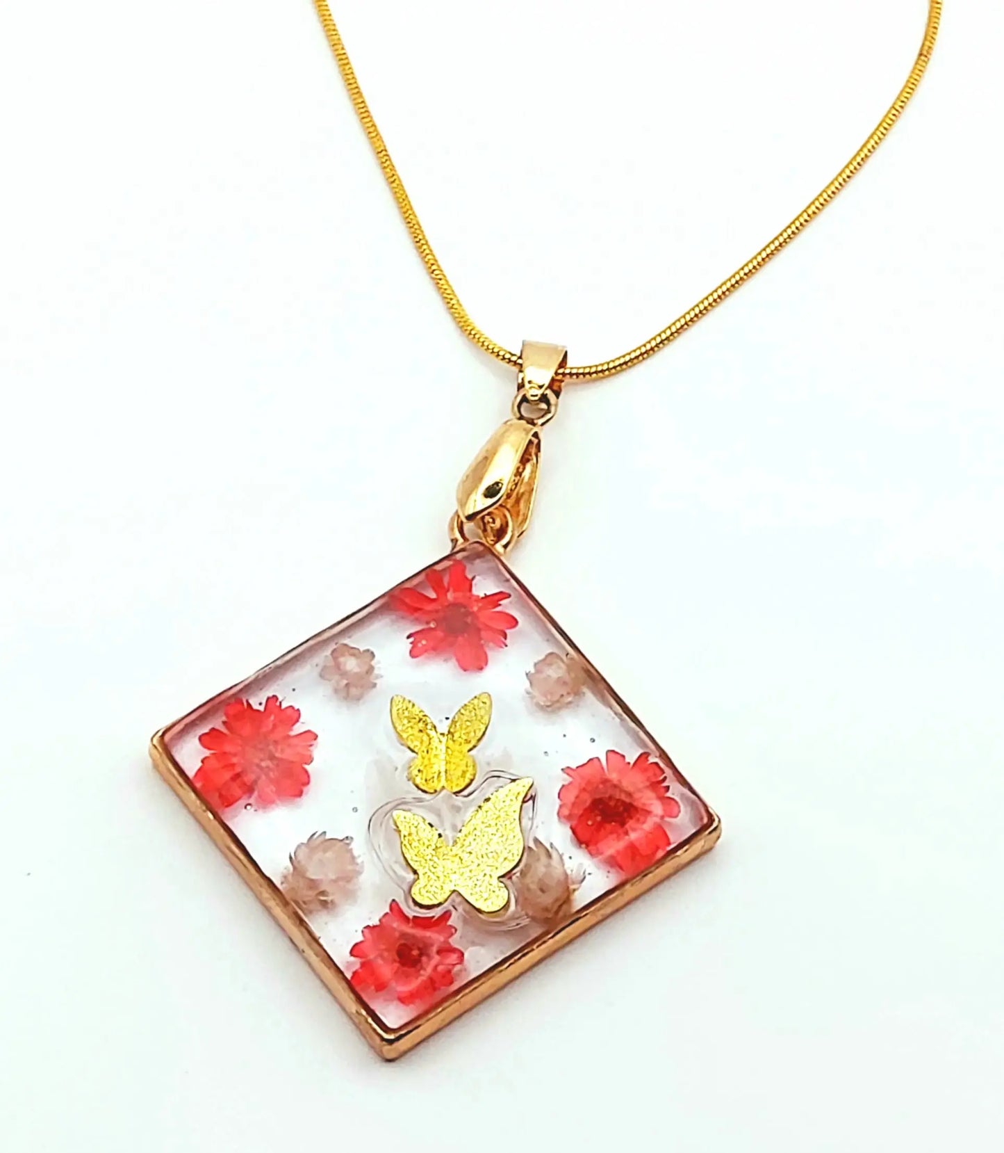 Pendentif Carré orné de fleurs séchées rouges et blanches et sa chaine - Papillons dorés - PRETTY RESINE