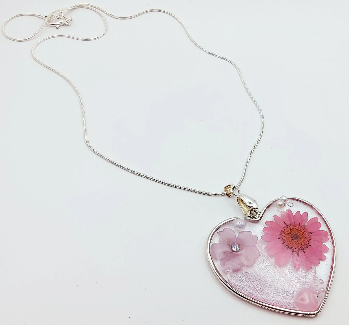 Pendentif Coeur argenté et sa chaîne - Fleurs roses et mauves - PRETTY RESINE