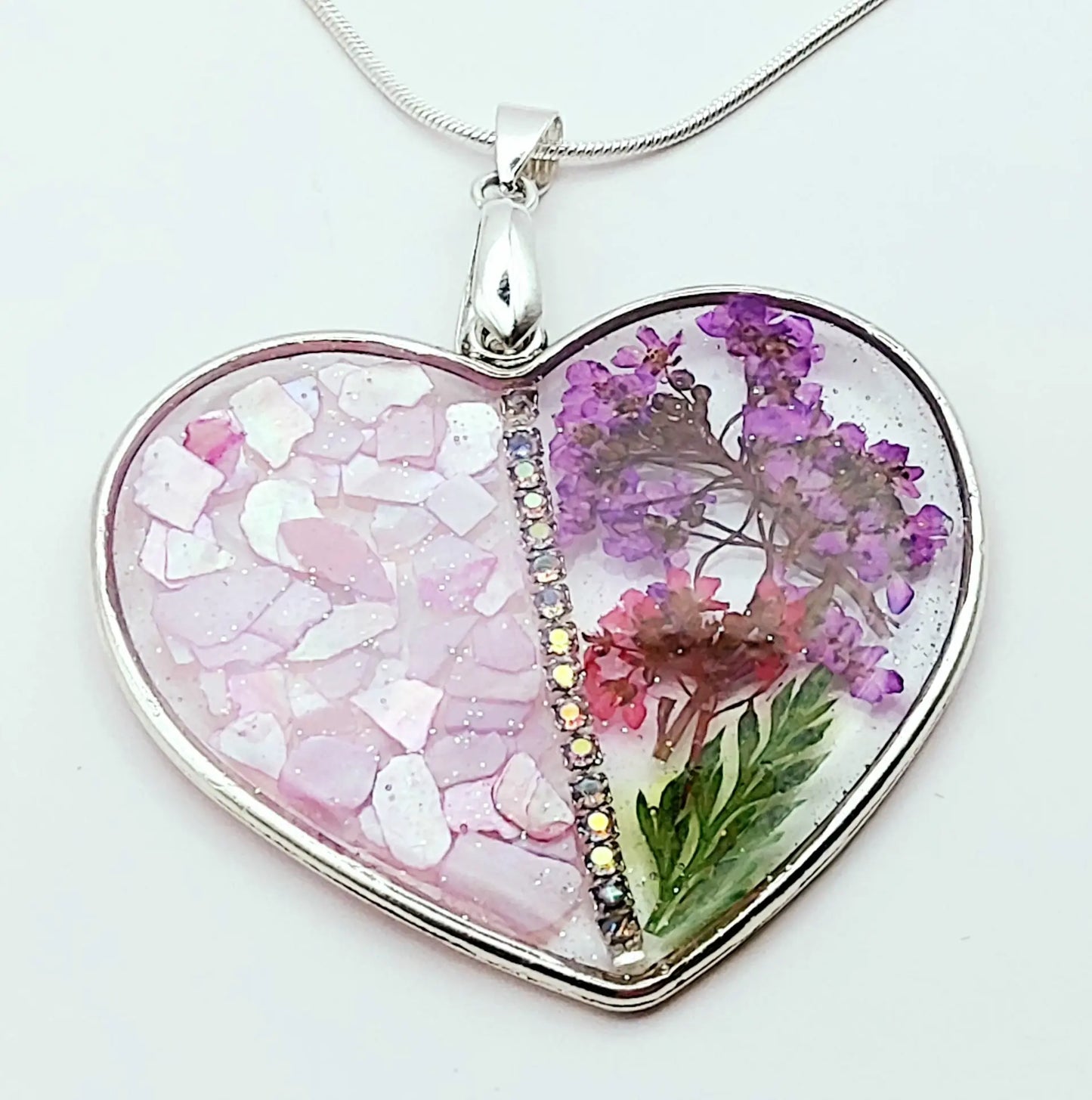 Pendentif Coeur argenté et sa chaîne - Résine UV et fleurs séchées - PRETTY RESINE