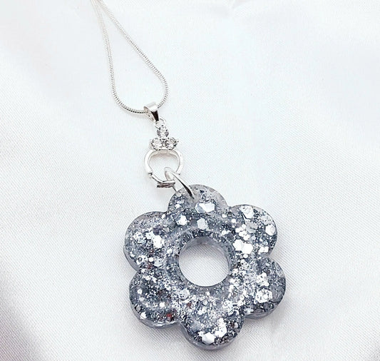 Pendentif FLEUR 6 PETALES en résine époxy. Paillettes argent - PRETTY RESINE
