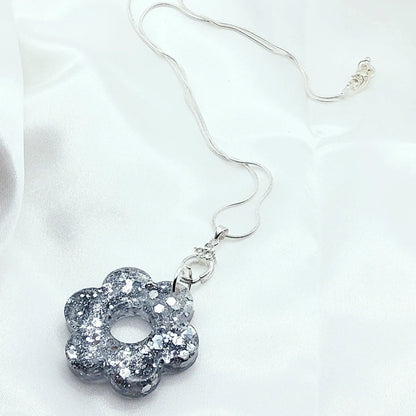 Pendentif FLEUR 6 PETALES en résine époxy. Paillettes argent - PRETTY RESINE