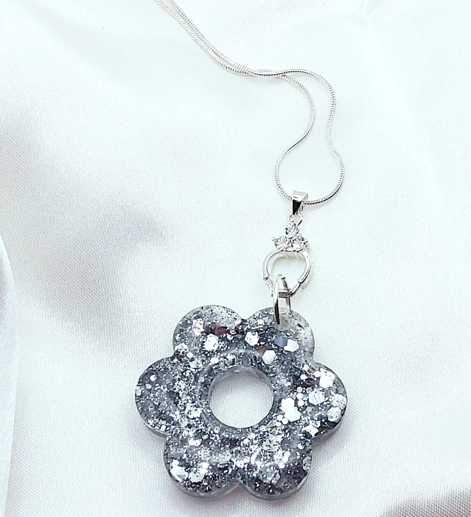 Pendentif FLEUR 6 PETALES en résine époxy. Paillettes argent - PRETTY RESINE