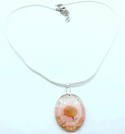 Pendentif OVALE en résine époxy. Fleur rose et paillettes dorées. Cordon en coton ciré blanc. PRETTY RESINE