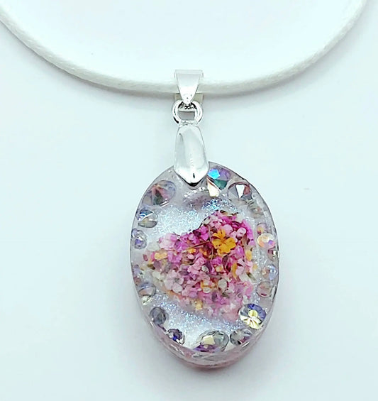 Pendentif OVALE en résine époxy. Coeur de fleurs et strass - PRETTY RESINE