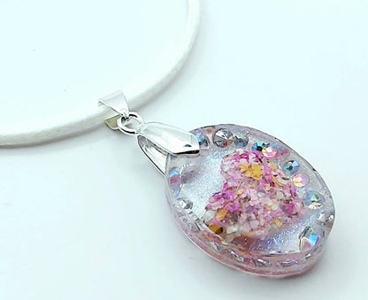 Pendentif OVALE en résine époxy. Coeur de fleurs et strass - PRETTY RESINE