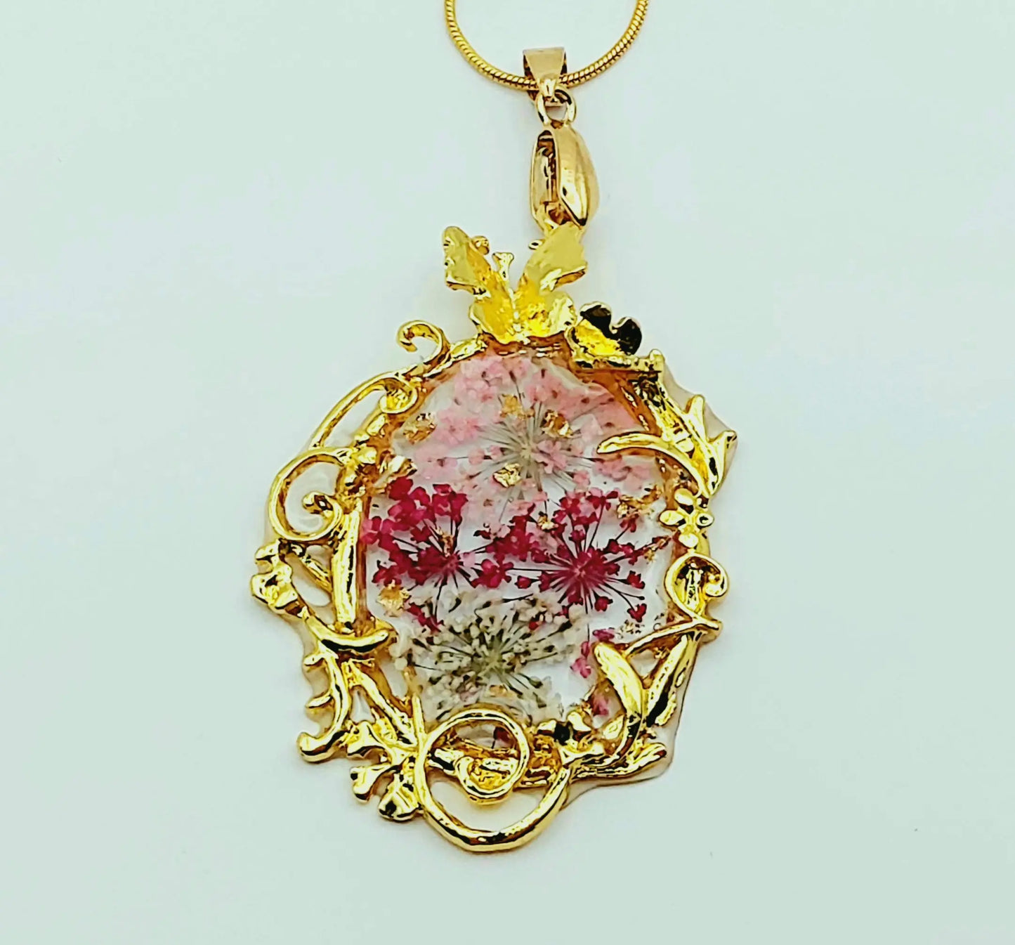 Pendentif Ovale orné de fleurs séchées, et sa chaine - Breloque romantique - PRETTY RESINE 