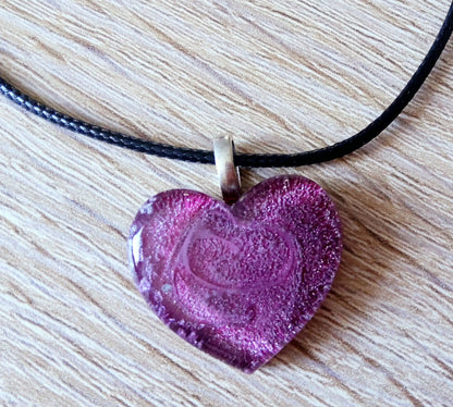 Pendentif PETIT COEUR en résine époxy. Effet pétri bordeaux et argent - PRETTY RESINE