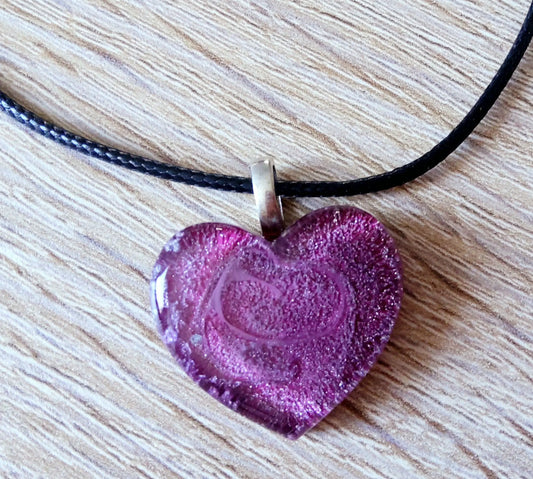 Pendentif PETIT COEUR en résine époxy. Effet pétri bordeaux et argent - PRETTY RESINE