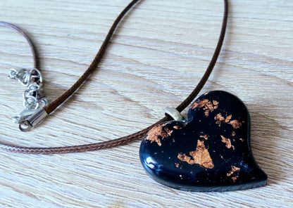 Pendentif PETIT CŒUR en résine époxy - Noir et cuivre PRETTY RESINE