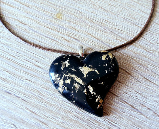 Pendentif PETIT COEUR en résine époxy. Noir et or - PRETTY RESINE