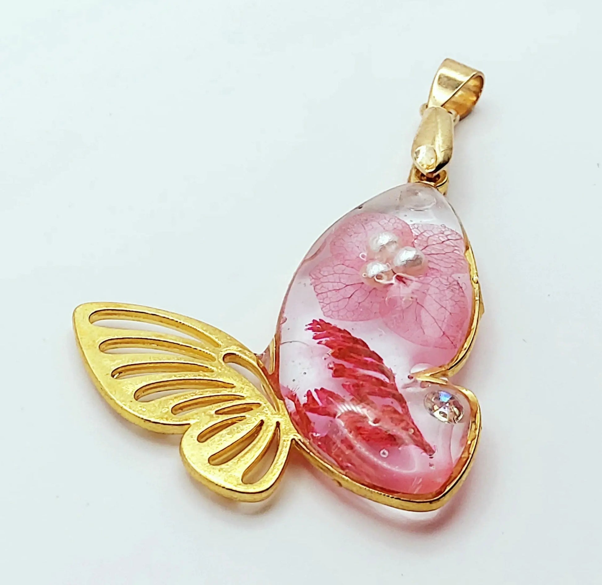 Pendentif doré Papillon et fleurs séchées, en résine