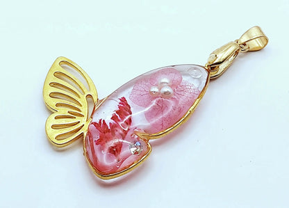 Pendentif doré Papillon et fleurs séchées, en résine