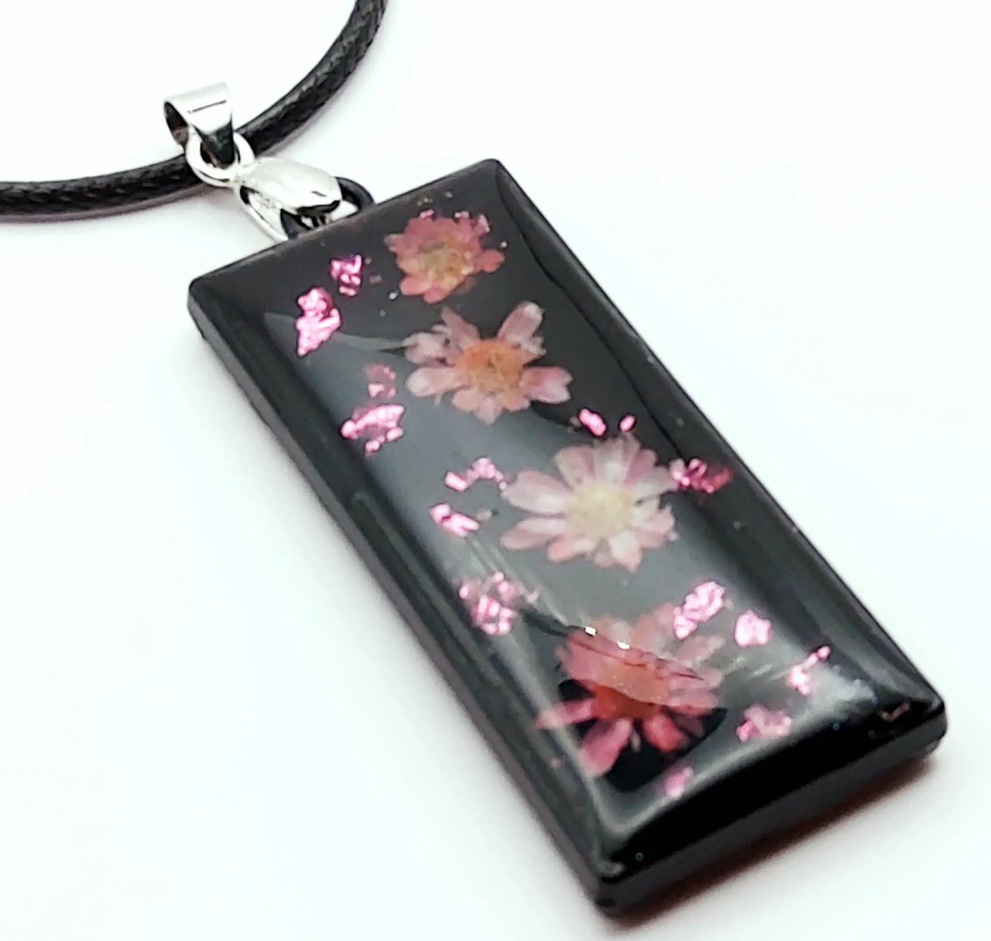 Pendentif Rectangulaire orné de fleurs séchées - Noir avec fleurs roses - PRETTY RESINE