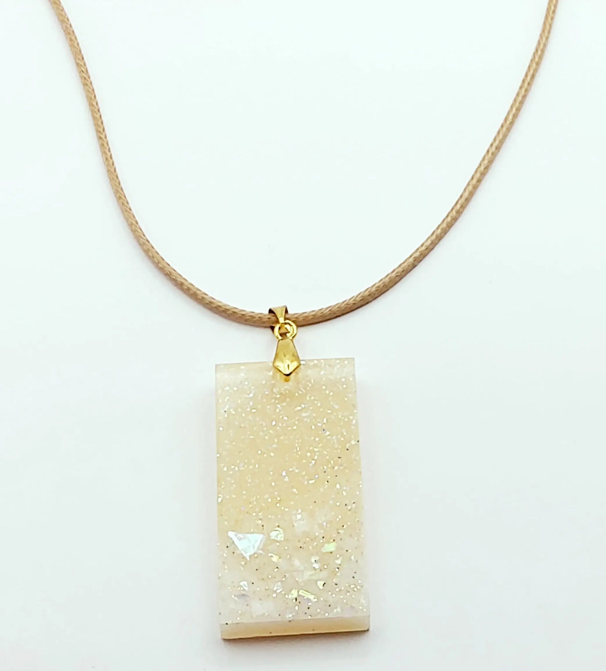 Pendentif Rectangulaire, en résine époxy - Beige et paillettes - PRETTY RESINE