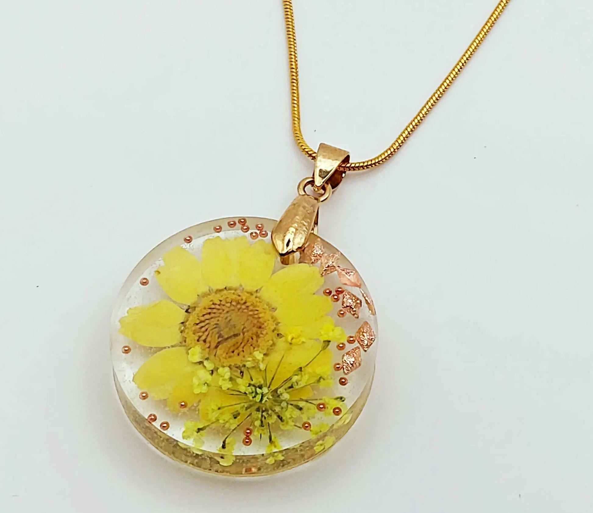 Pendentif Rond orné de fleurs séchées, et sa chaîne - Transparent avec fleurs séchées jaunes et perles dorées - PRETTY RESINE