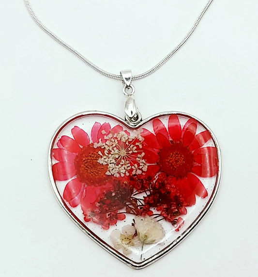 Pendentif Coeur argenté en résine et sa chaîne. Fleurs rouges et blanches.