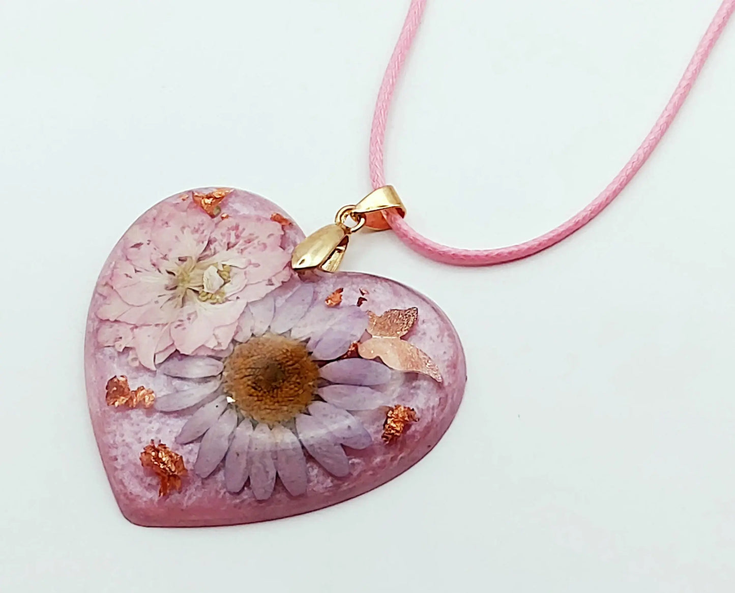 Pendentif Coeur fleuri en résine époxy, fleurs mauves, papillon et feuille de cuivre