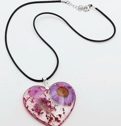 Pendentif "Coeur fleuri" en résine époxy, et son cordon en coton ciré - PRETTY RESINE