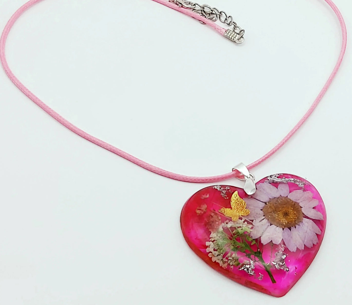 Pendentif "Coeur fleuri" en résine époxy, et son cordon en coton ciré assorti 