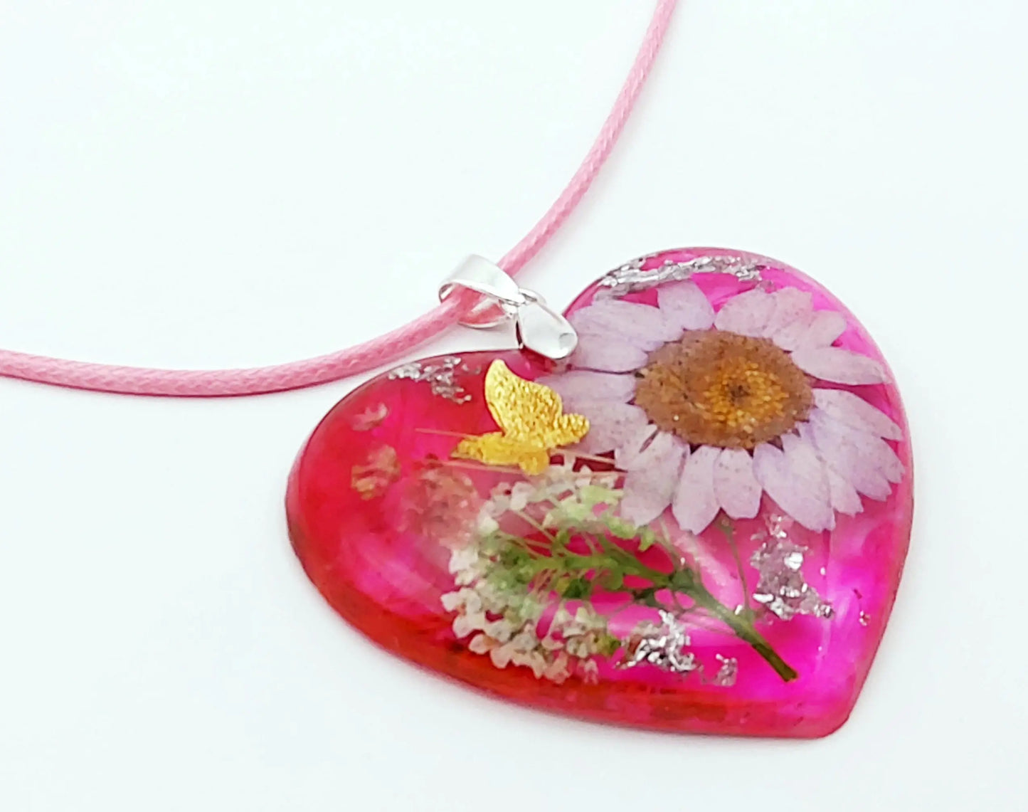 Pendentif "Coeur fleuri" rose, avec fleurs et papillon 