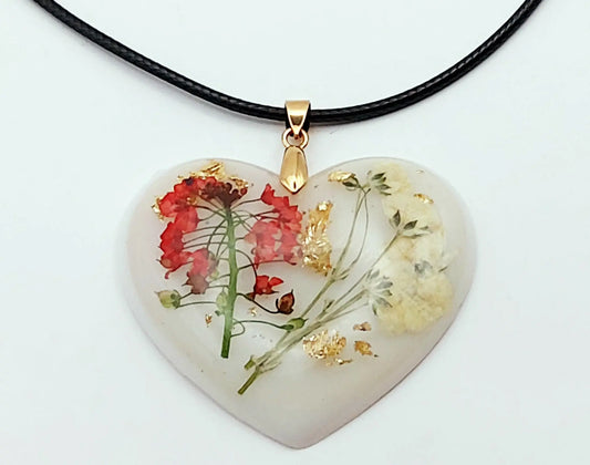 Pendentif "Coeur fleuri" en résine époxy Blanc avec fleurs rouges et blanches