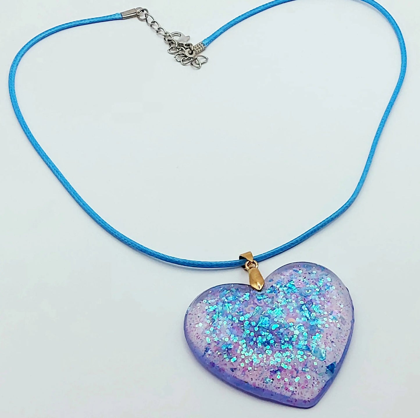 Pendentif Coeur Bleu, et paillettes, en résine - PRETTY RESINE