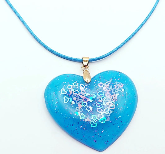 Pendentif "Coeur" en résine époxy, bleu avec paillettes coeurs et étoiles. Cordon bleu