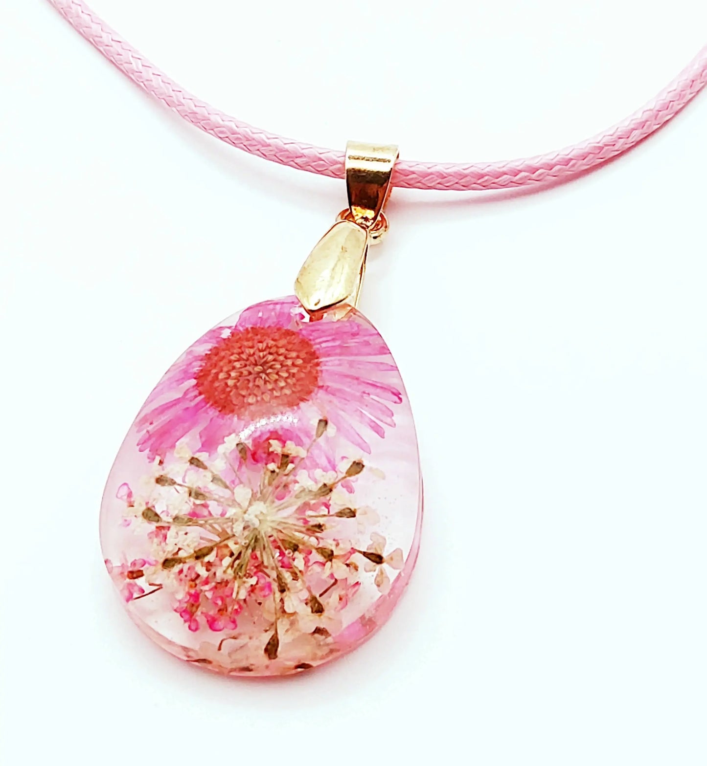 Pendentif "Goutte d'eau" en résine époxy. Fleurs roses et blanches. Cordon en coton ciré rose pastel.