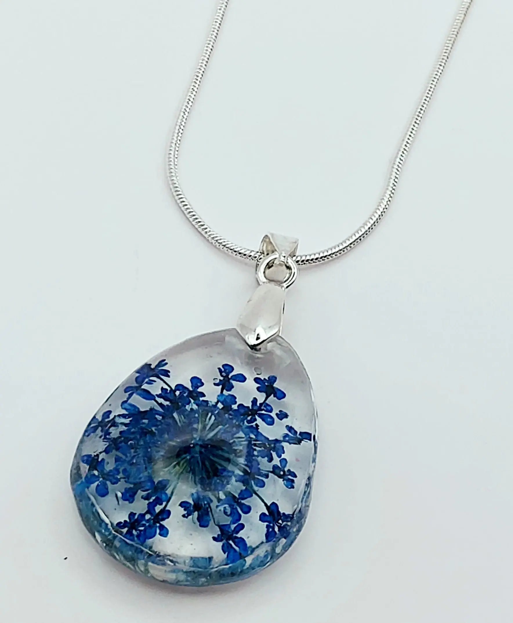 Pendentif "Goutte d'eau" en résine et sa chaîne, fleur bleue